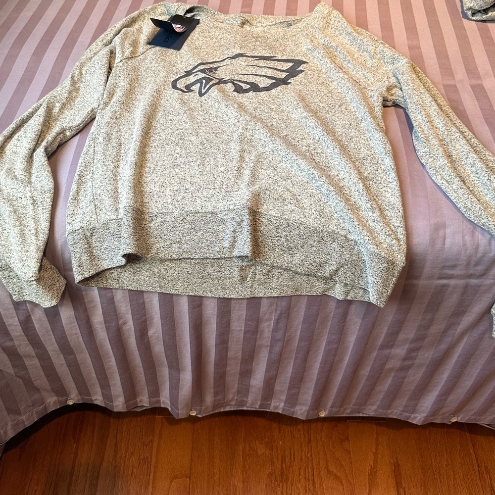 NWT- Fanatics super comfy Eagles sweatshirt!